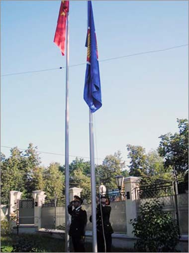 В посольстве Вьетнама на Украине состоялась церемония поднятия флага АСЕАН  - ảnh 1